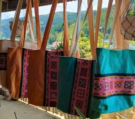 Mù Cang Chải: Giữ sắc màu thổ cẩm, lan tỏa ý thức chấp hành pháp luật trong đồng bào Mông