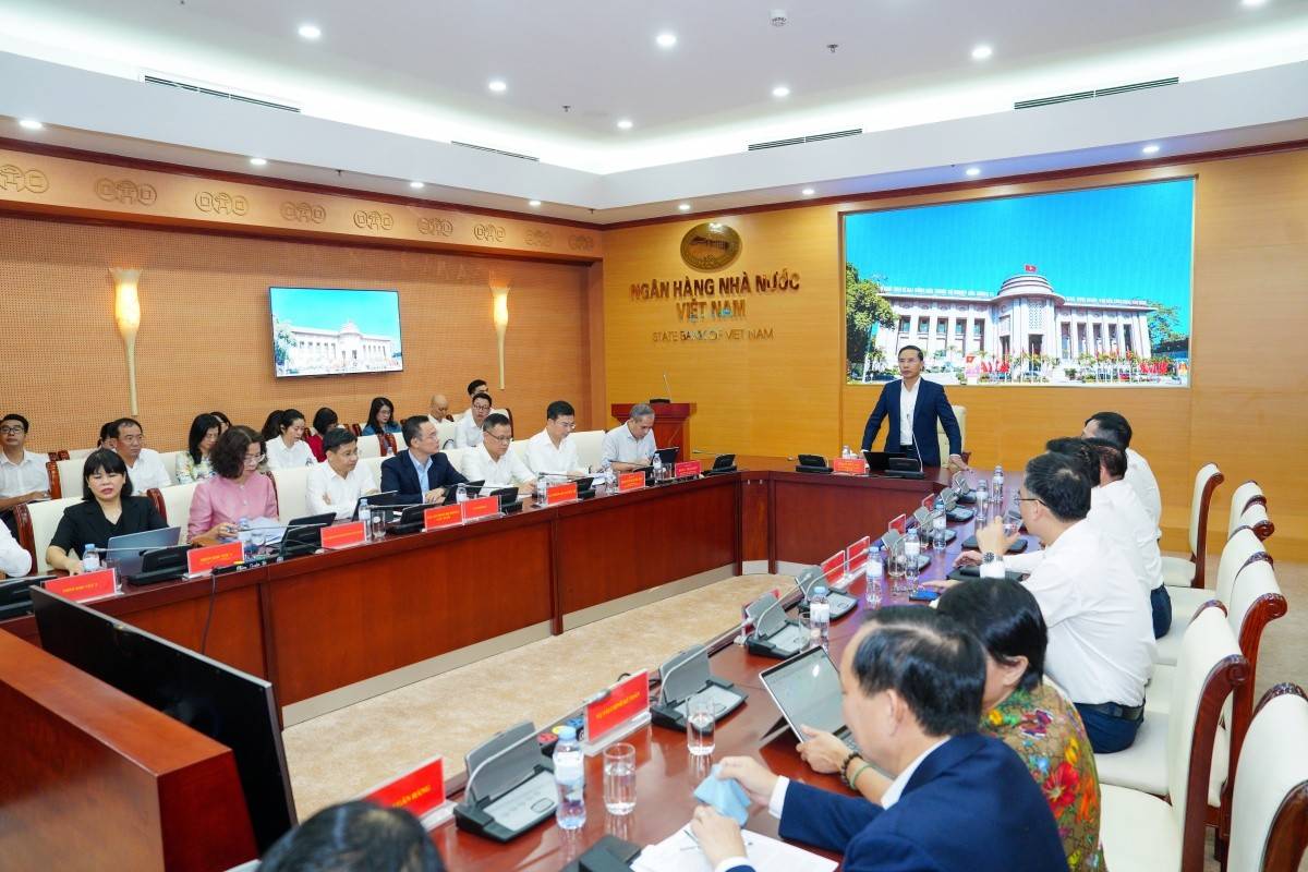 Sáng nay ngày 19/10/2026, tại Trụ sở Ngân hàng Nhà nước, Thống đốc NHNN Phạm Đức Ấn chủ trì buổi làm việc triển khai công tác ngân hàng với Phó Thống đốc NHNN; lãnh đạo một số Vụ, Cục, đơn vị thuộc NHNN; lãnh đạo Hiệp hội Ngân hàng và lãnh đạo 46 ngân hàng thương mại - Ảnh: https://thoibaonganhang.vn