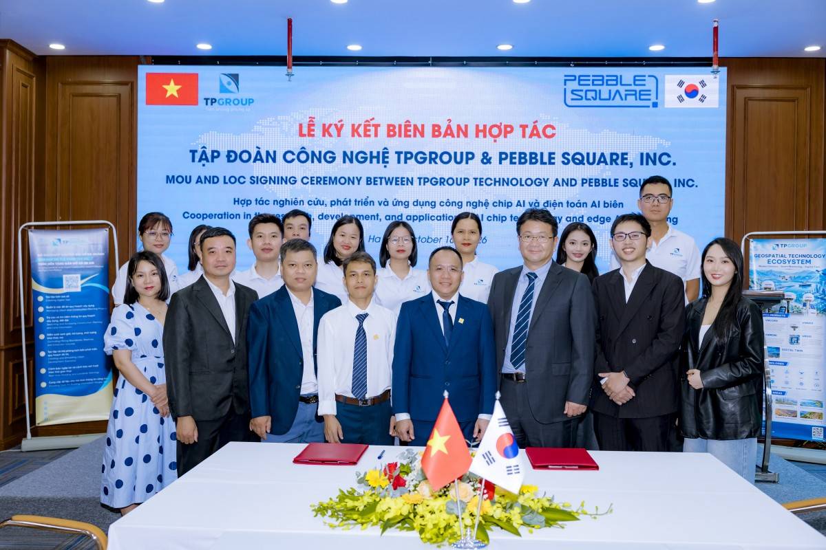 Đại diện lãnh đạo và các chuyên gia của TPGroup Việt Nam và Pebble Square Hàn Quốc, Pebble Vina chụp ảnh lưu niệm.