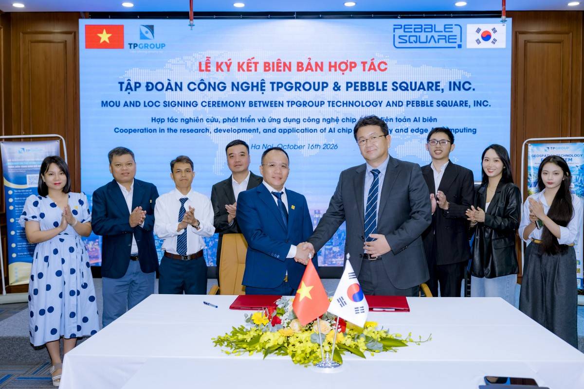Ông Lại Thiên Phong – Chủ tịch HĐQT Tập đoàn Công nghệ TPGroup và đại diện Pebble Square, Pebble VINA tại lễ ký kết MoU, đánh dấu bước khởi đầu cho chương trình hợp tác nghiên cứu, phát triển và ứng dụng công nghệ AI giữa hai bên.