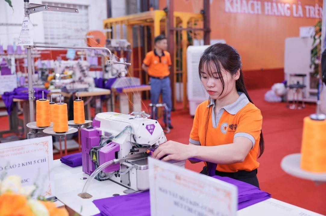 Công nghệ dệt may đang là một trong những ngành triển vọng, chủ lực của nước ta. Vì vậy mà nhu cầu tuyển dụng nguồn nhân lực trong ngành này luôn ở mức cao, đặc biệt là trong bối cảnh công nghệ phát triển, hệ thống dây chuyền sản xuất, nhà xưởng của Việt Nam đang dần được chuyển đổi hiện đại như hiện nay.