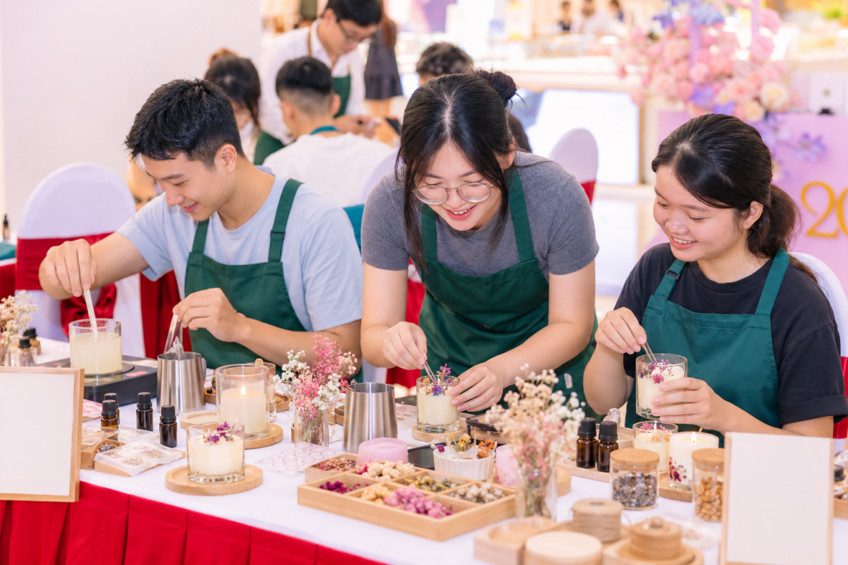 Workshop sáng tạo mang đến không gian thư giãn, nơi mỗi người tự tay hoàn thiện những món quà nhỏ