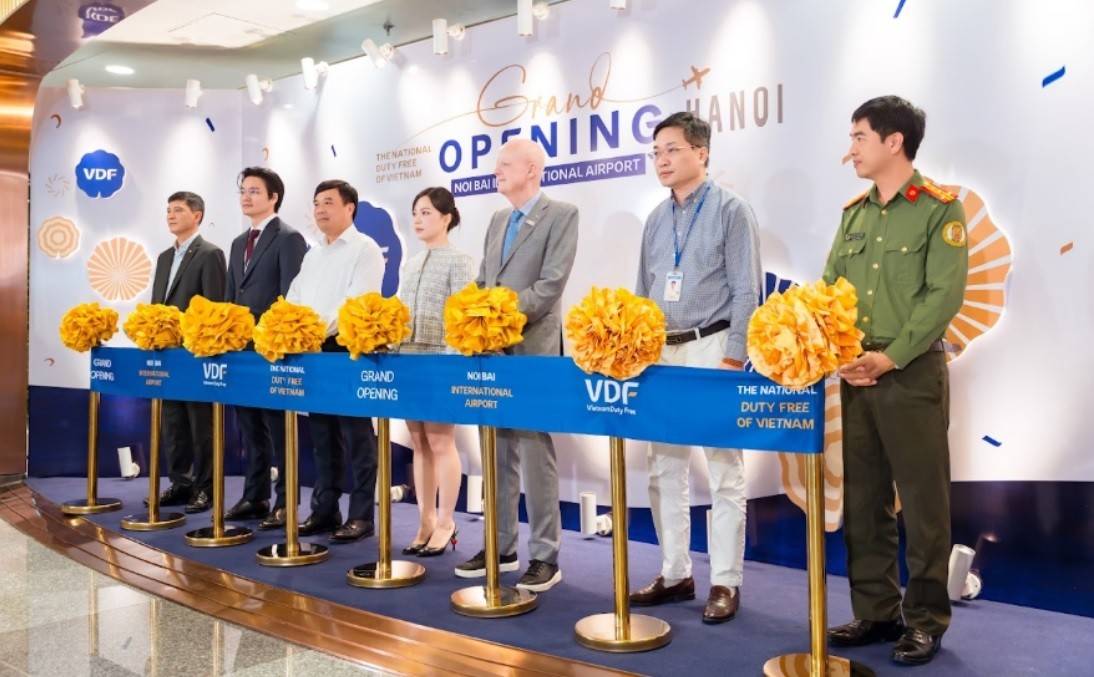 Lễ cắt băng khai trương tại cửa hàng Vietnam Duty Free. 