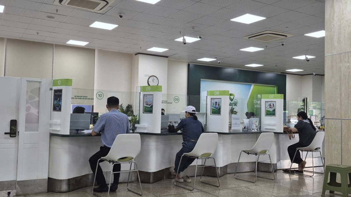 Sau yêu cầu của Ngân hàng Nhà nước, nhiều ngân hàng đồng loạt giảm lãi suất huy động và lãi suất cho vay, hỗ trợ doanh nghiệp và người dân tiếp cận vốn - Ảnh minh họa: Trần Linh