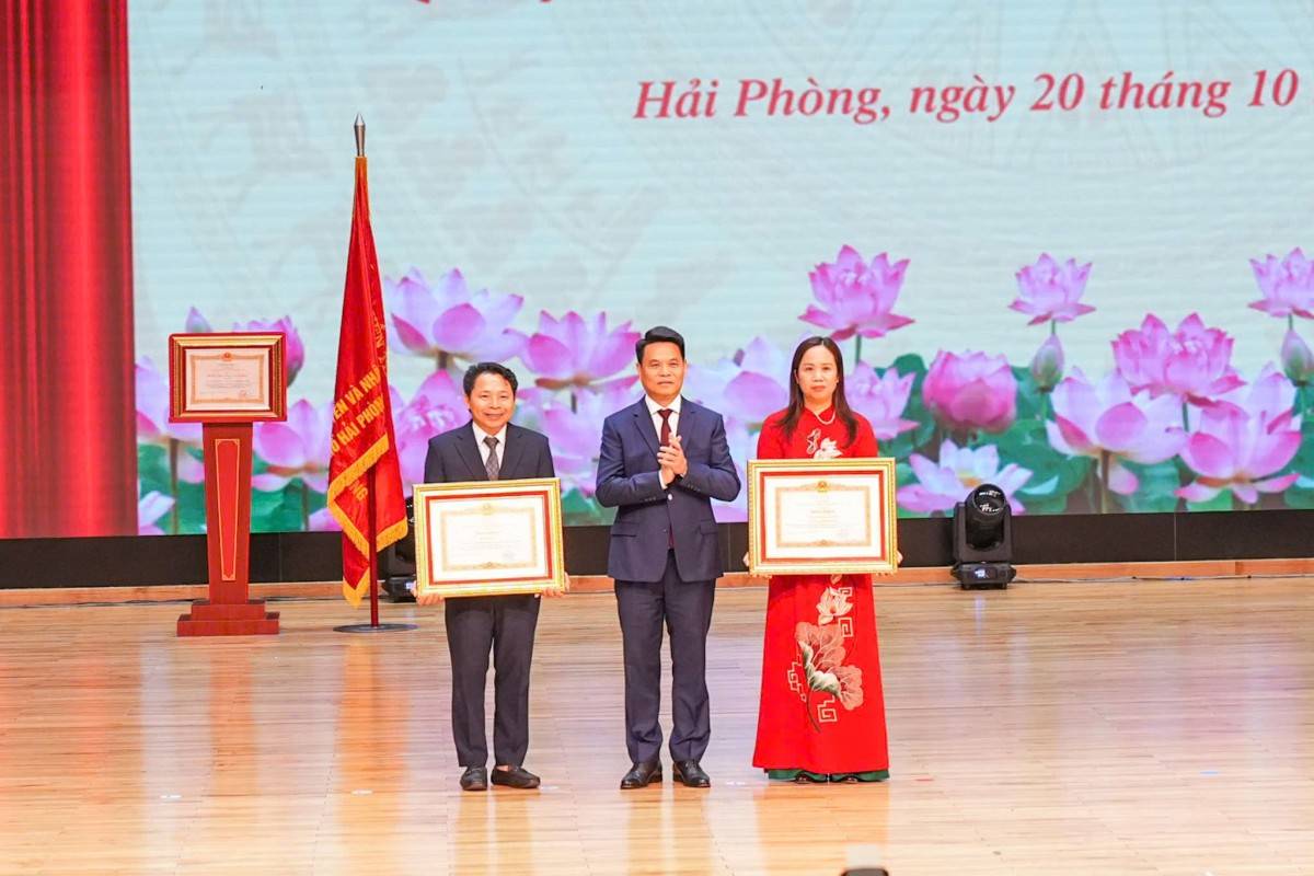 Đồng chí Lê Ngọc Châu, Ủy viên Trung ương Đảng, Bí thư Thành ủy, Trưởng Đoàn đại biểu Quốc hội thành phố Hải Phòng trao tặng Bằng khen của Thủ tướng Chính phủ cho các tập thể, cá nhân có thành tích xuất sắc.