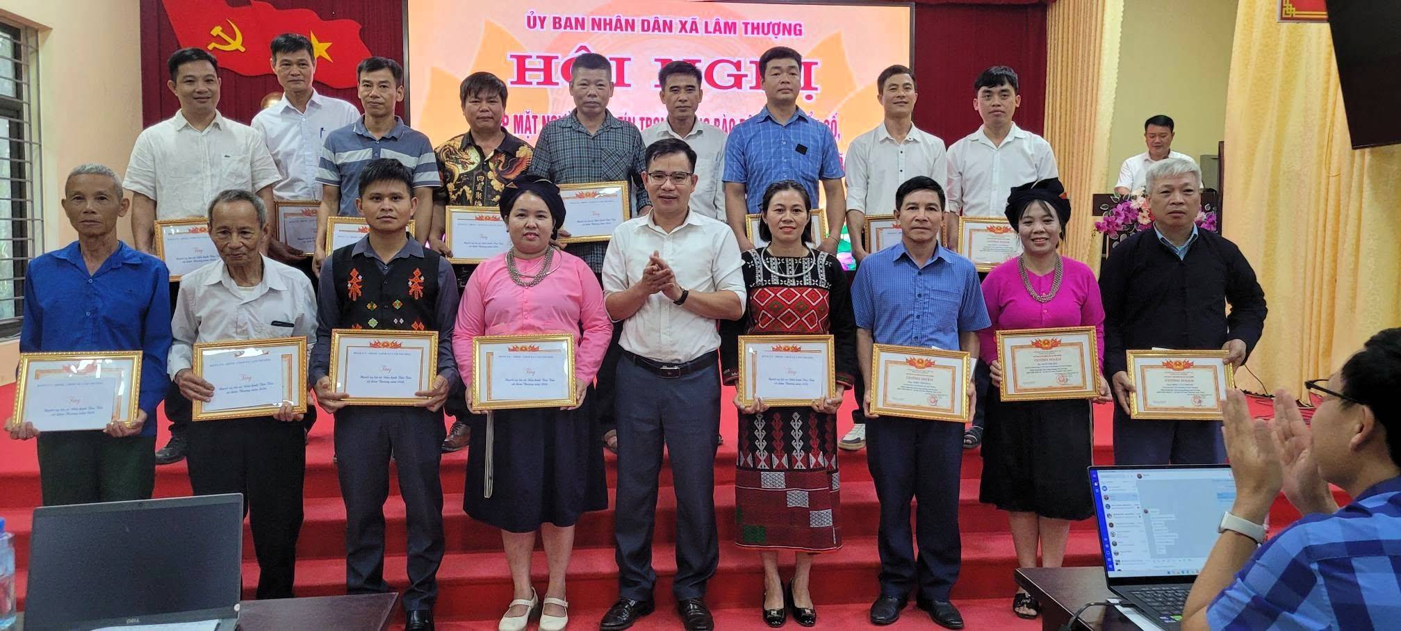  Lâm Thượng trao quà cho 17 người có uy tín; trao quà và Giấy chứng nhận điển hình tiên tiến trong Phong trào thi đua phát triển kinh tế - xã hội xã Lâm Thượng năm 2026 cho 58 cá nhân