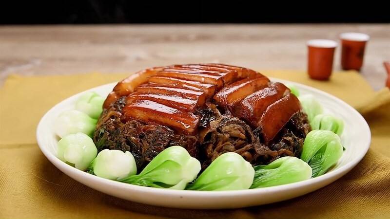 Khâu nhục Lạng Sơn là một trong những món ngon làm nên bản đồ ẩm thực thú vị của địa phương này. Đây là một món ngon truyền thống của đồng bào dân tộc Tày, Nùng và có nguồn gốc từ Trung Quốc. 