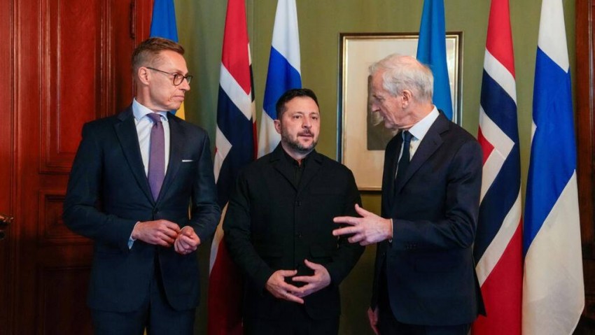 Tổng thống Ukraine Volodymyr Zelensky (giữa) gặp người đồng cấp Phần Lan Alexander Stubb (trái) cùng Thủ tướng Na Uy Jonas Gahr Støre (phải) tại thủ đô Oslo, Na Uy