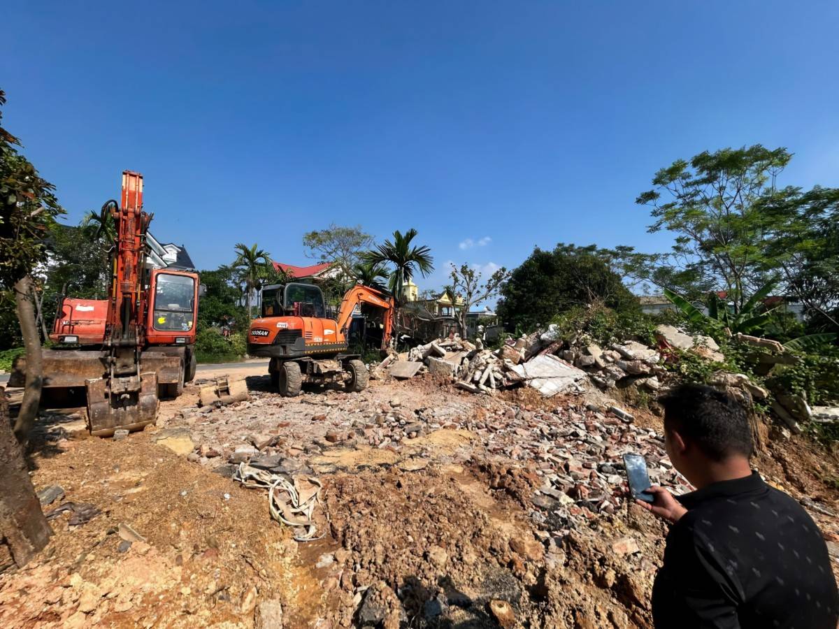 Phú Thọ: Phát hiện hơn 159 tấn chất thải xây dựng bị chôn lấp ven đê sông Lô