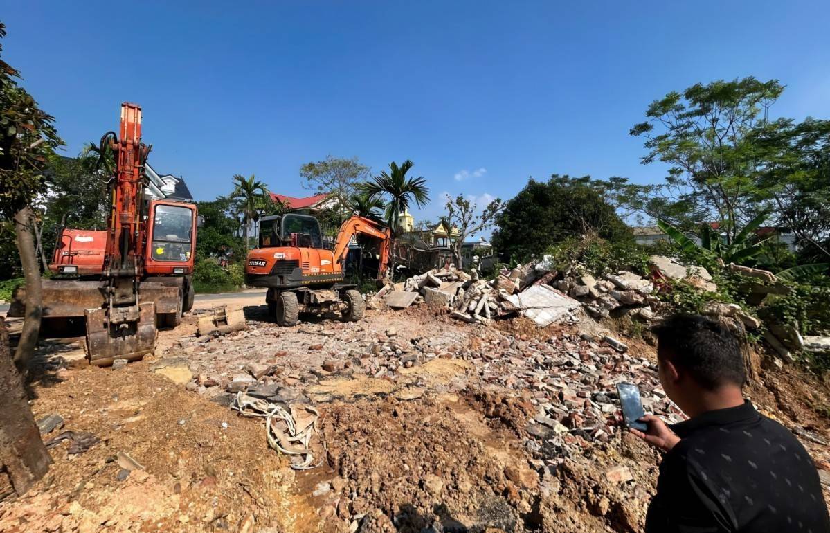Phú Thọ: Phát hiện hơn 159 tấn chất thải xây dựng bị chôn lấp ven đê sông Lô