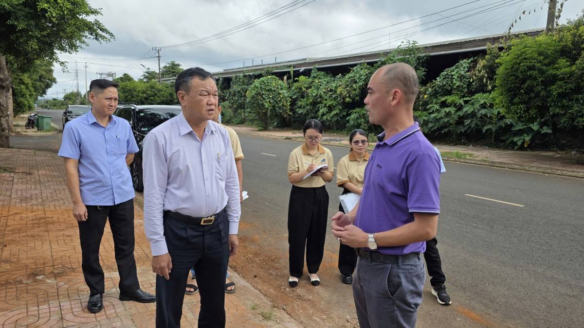 Ông Nguyễn Kim Tùng, Giám đốc BQL CCN Tân An (người mặc áo tím) báo cáo với Phó Chủ tịch UBND tỉnh Đắk Lắk Đào Mỹ về việc 4 doanh nghiệp tự ý đấu nối, xả thải trái phép vào hệ thống thoát nước mưa của CCN.