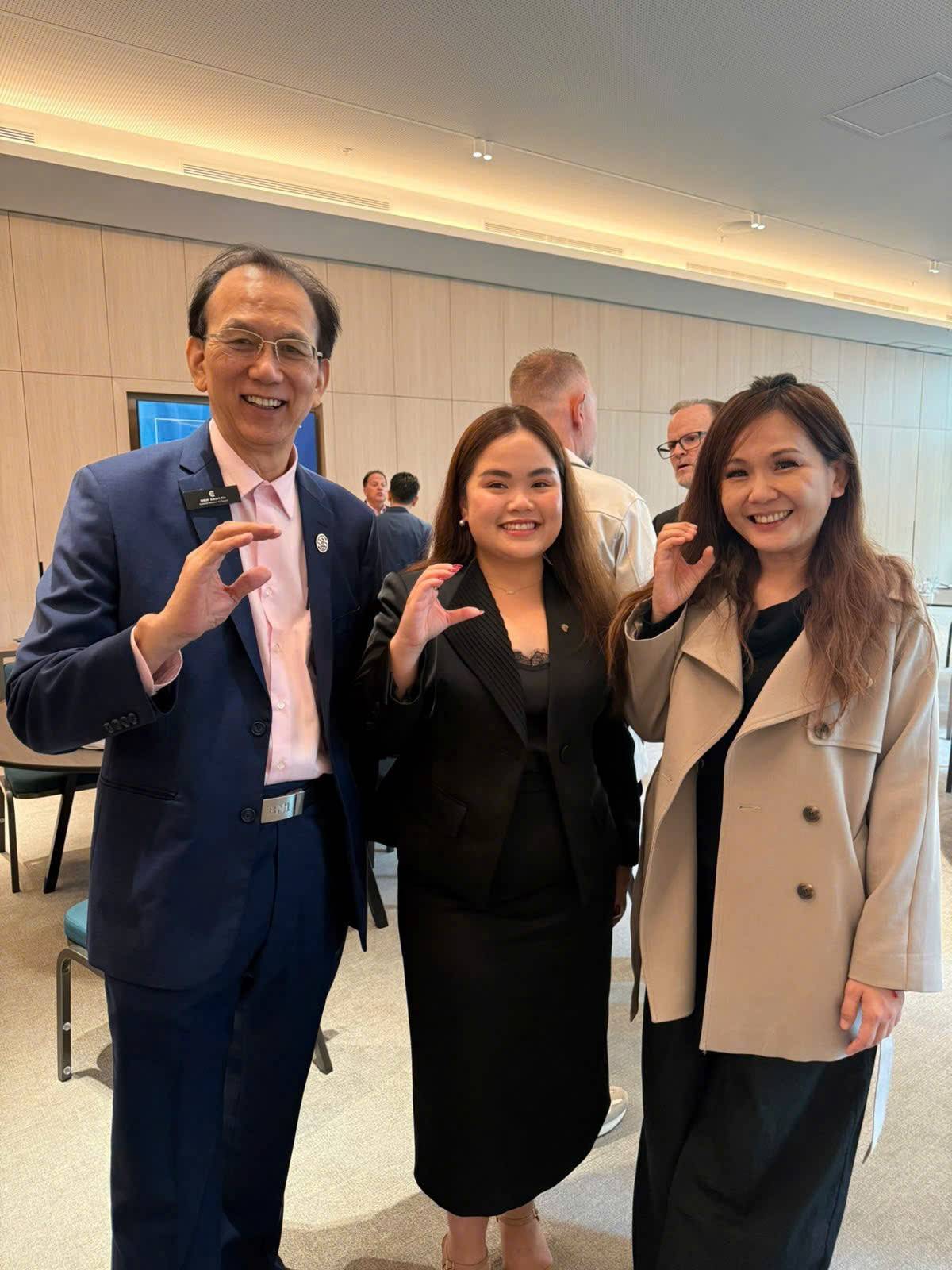 Bà Stephanie Ho McCullagh, Giám đốc Quốc gia CorporateConnections® Việt Nam, cùng ông Smart Xie, ND CorporateConnections® Taiwan & BNI, và bà Qmei Wang, Co-ND CorporateConnections® Taiwan.