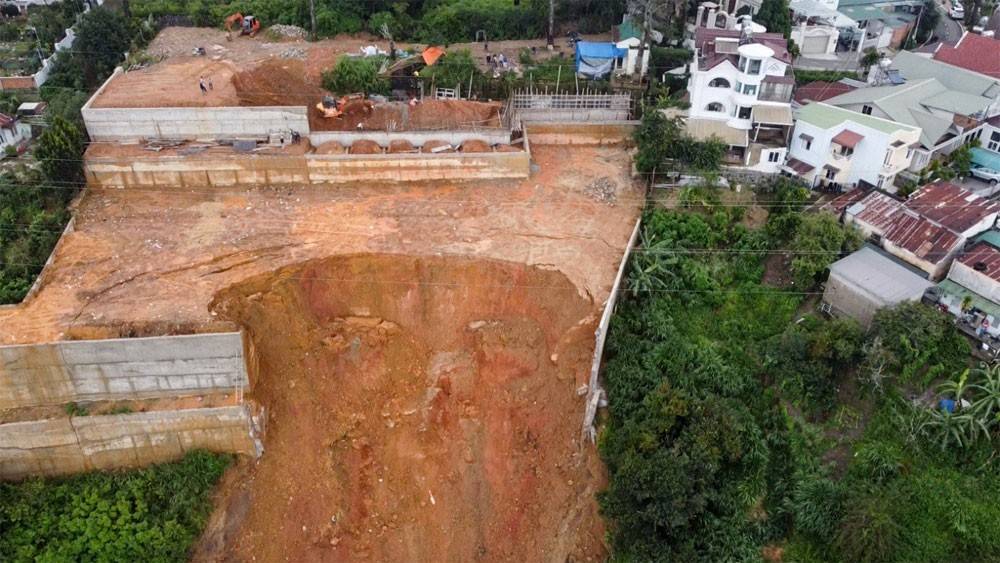 Hiện trường sạt lở taluy trên đường Hoàng Hoa Thám, phường 10, TP Đà Lạt. 