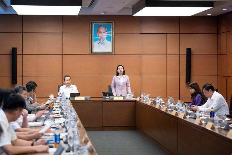 Đặt vấn đề về tính khả thi của dự thảo Luật, Chủ tịch Quốc hội đề nghị làm rõ các trường hợp ngoại lệ, phân định trách nhiệm giữa các cơ quan liên quan, nhất là ngành y tế, công an, công thương và chính quyền địa phương. Trong ảnh: Quang cảnh phiên thảo luận tại Tổ 2 - Ảnh: https://quochoi.vn