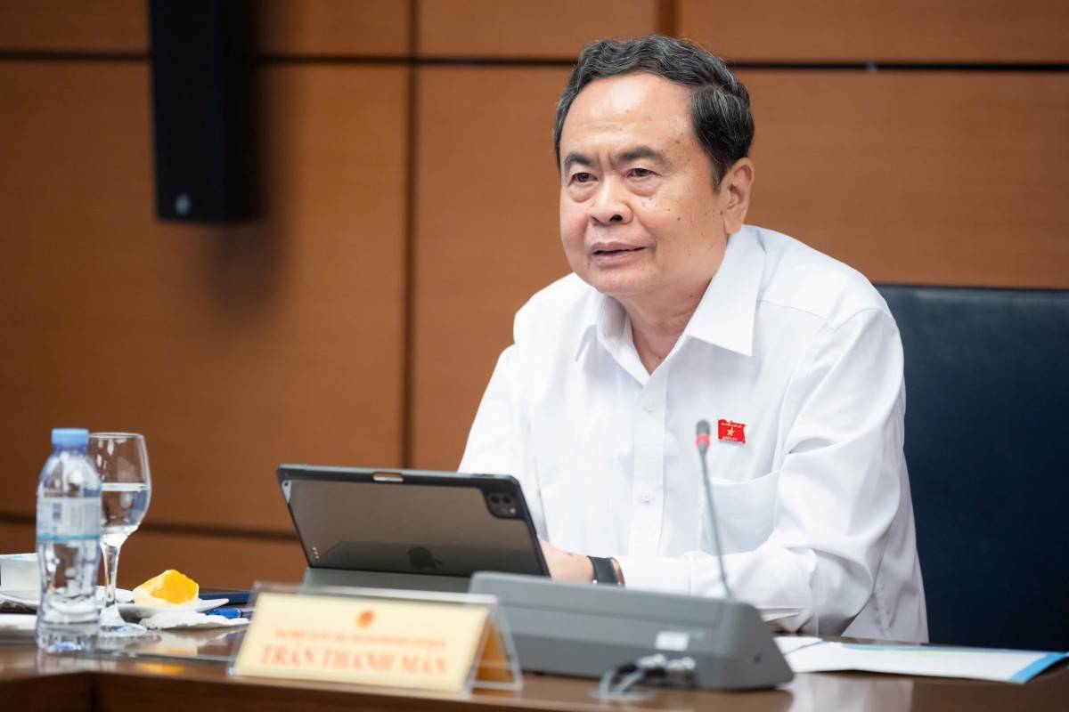 Chủ tịch Quốc hội Trần Thanh Mẫn nhấn mạnh, không thể chỉ xem xét nguồn thu ngân sách mà phải đặt trong tổng thể lợi ích kinh tế - xã hội, đặc biệt là yêu cầu bảo vệ sức khỏe nhân dân. Dù nguồn thu ngân sách có thể giảm, nhưng việc phòng, chống hiệu quả tác hại của thuốc lá sẽ mang lại lợi ích xã hội rất lớn - Ảnh: https://quochoi.vn