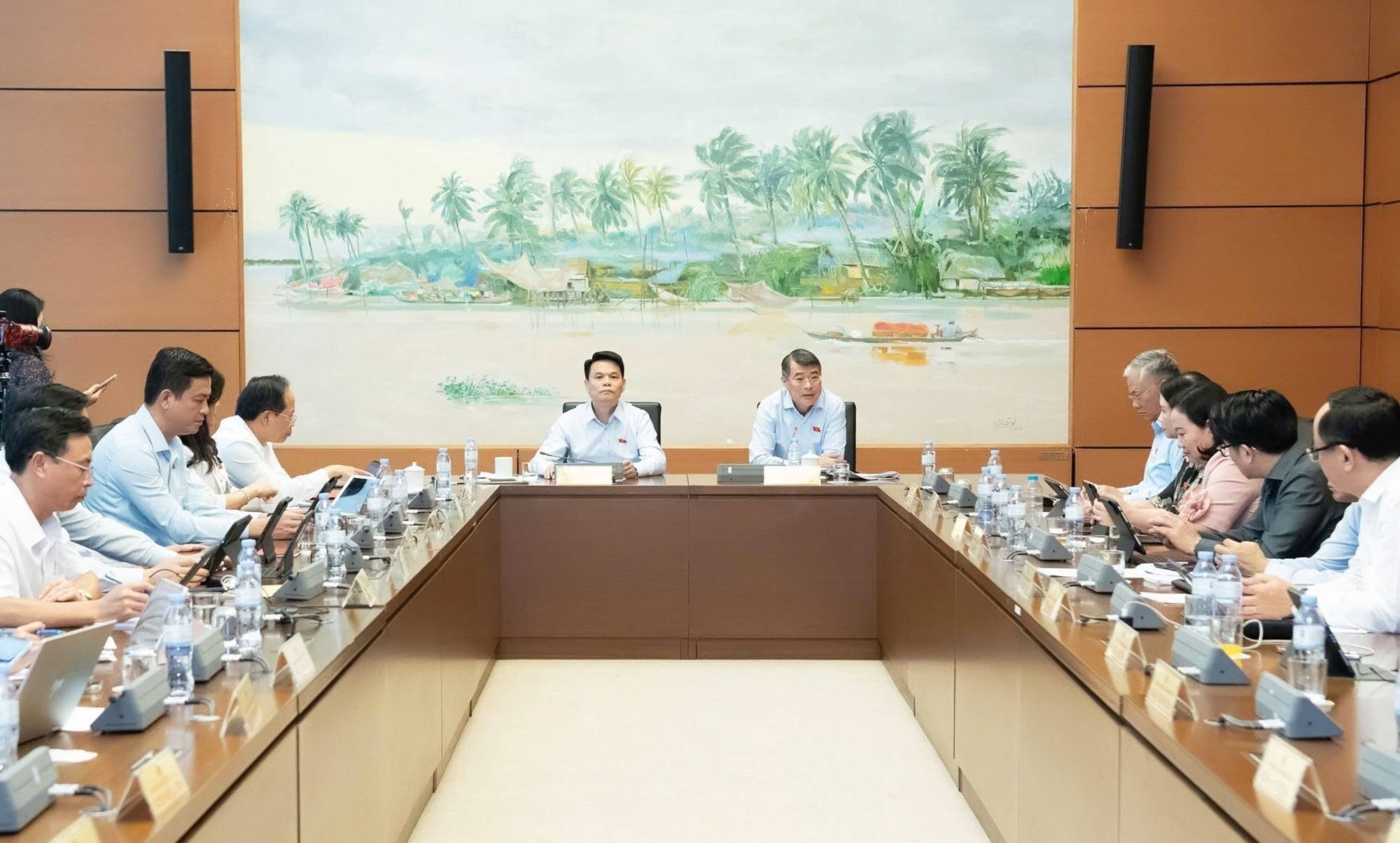 ĐBQH Hà Tĩnh kiến nghị hoàn thiện chính sách y tế, bảo vệ trẻ em và người cao tuổi