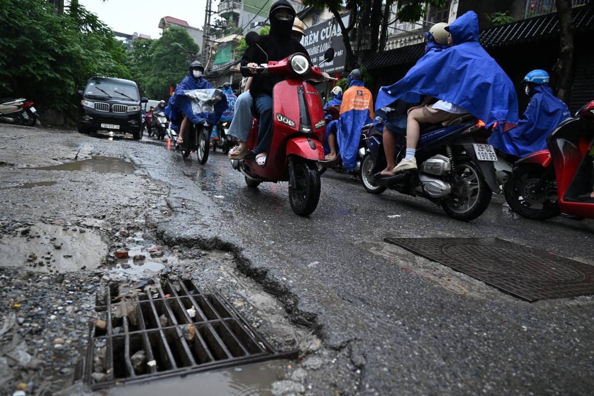 Đường ngõ chật hẹp, xuống cấp gây trở ngại cho việc lưu thông tại Vĩnh Hưng