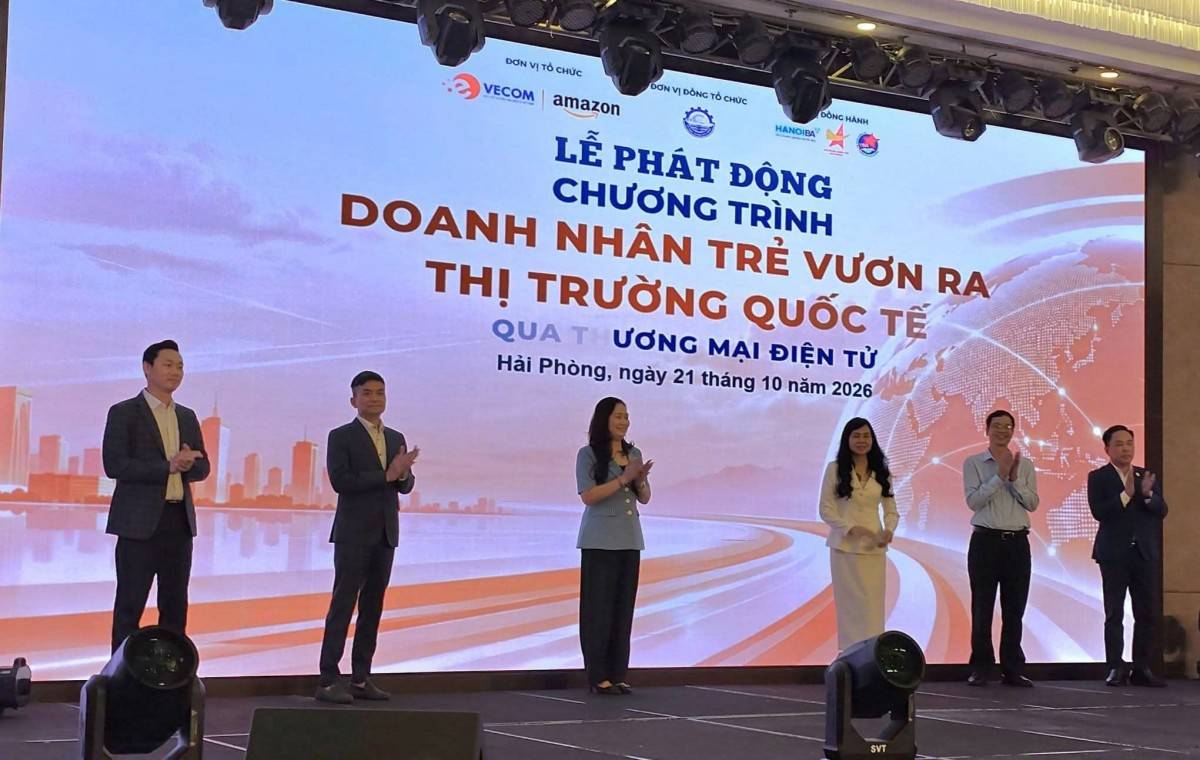 Các đại biểu thực hiện nghi thức phát động Chương trình “Doanh nhân trẻ vươn ra thị trường quốc tế qua thương mại điện tử” .