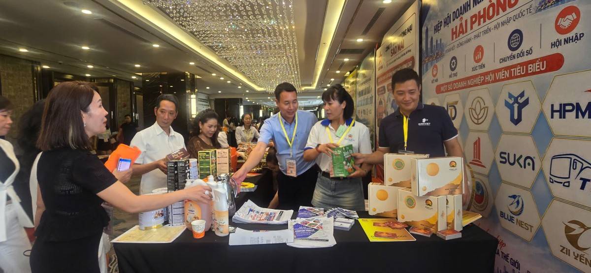 Đại biểu tham quan các gian hàng trưng bày tại chương trình