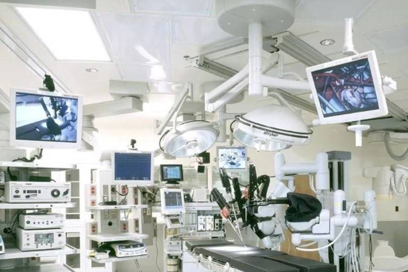 ThựcBộ Y tế tập trung minh bạch, kiểm soát chuỗi cung ứng và hoàn thiện cơ chế quản lý kinh doanh, phân phối, giá thiết bị y tế nhằm giảm khâu trung gian, hạ giá thành.  hiện chỉ đạo của Thủ tướng Chính phủ về giảm khâu trung gian, giảm giá thiết bị y tế, Bộ Y tế xác định hai nhóm giải pháp có quan hệ hỗ trợ nhau gồm: Quản trị, minh bạch, kiểm soát chuỗi cung ứng; hoàn thiện công cụ pháp lý chuyên ngành về kinh doanh, phân phối, quản lý giá thiết bị y tế theo nội dung Nghị quyết số 247/NQ-CP của Chính phủ và chỉ đạo của Thủ tướng Chính phủ tại Thông báo số 466/TB-VPCP của Văn phòng Chính phủ.