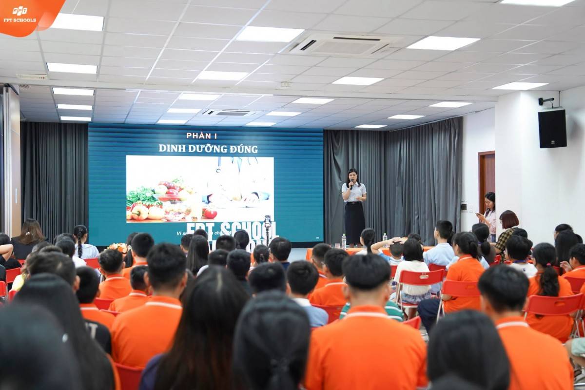 Về Sức khỏe & Dinh dưỡng, nhà trường xây dựng thực đơn khoa học, đảm bảo an toàn vệ sinh thực phẩm và tổ chức các buổi khám sức khoẻ ngay từ đầu năm