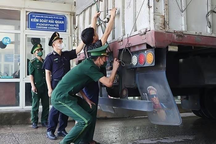 Công chức Hải quan cửa khẩu quốc tế Cầu Treo (Chi cục Hải quan khu vực XI) kiểm tra phương tiện vận tải - Ảnh: Thuế & Hải quan.