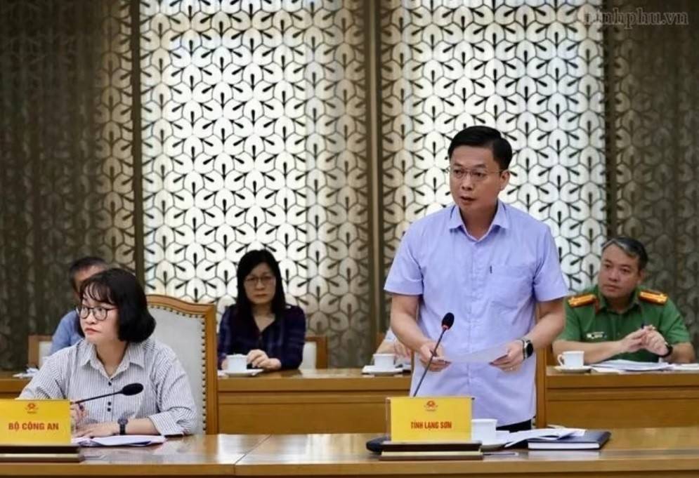 Phó Chủ tịch Thường trực UBND tỉnh Lạng Sơn Đinh Hữu Học báo cáo tại cuộc họp cho biết, tỉnh đã triển khai các nhiệm vụ theo Quyết định số 865/QĐ-TTg của Thủ tướng Chính phủ; hoàn thành các nội dung điều chỉnh quy hoạch liên quan, đồng thời thúc đẩy đầu tư hạ tầng, chuẩn bị điều kiện kết nối và vận hành cửa khẩu thông minh - Ảnh: chinhphu.vn/Phương Nguyên.