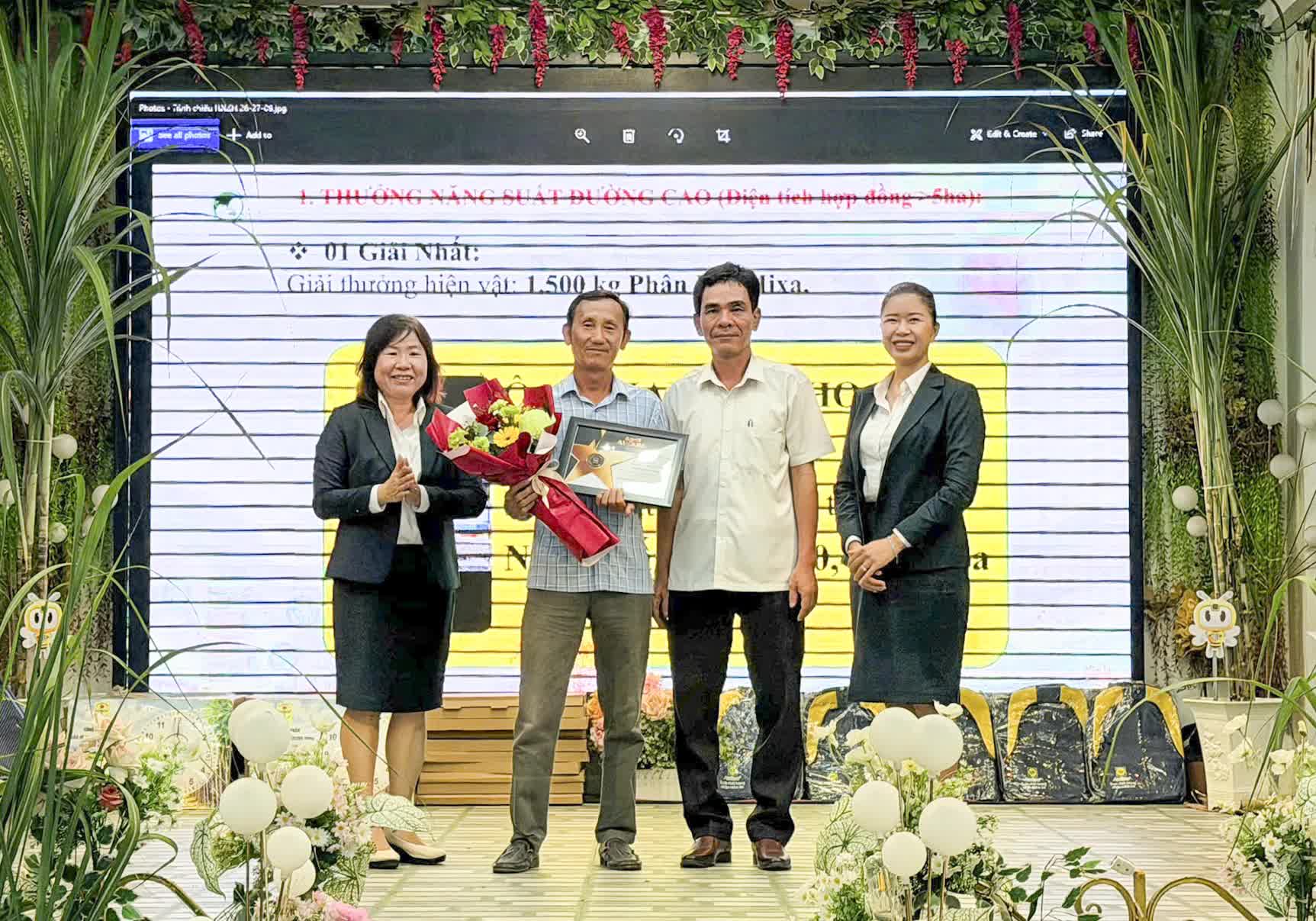 Hơn 200 đại biểu, khách hàng trồng mía, đối tác tham dự Hội nghị khách hàng niên vụ mía  2026-2027