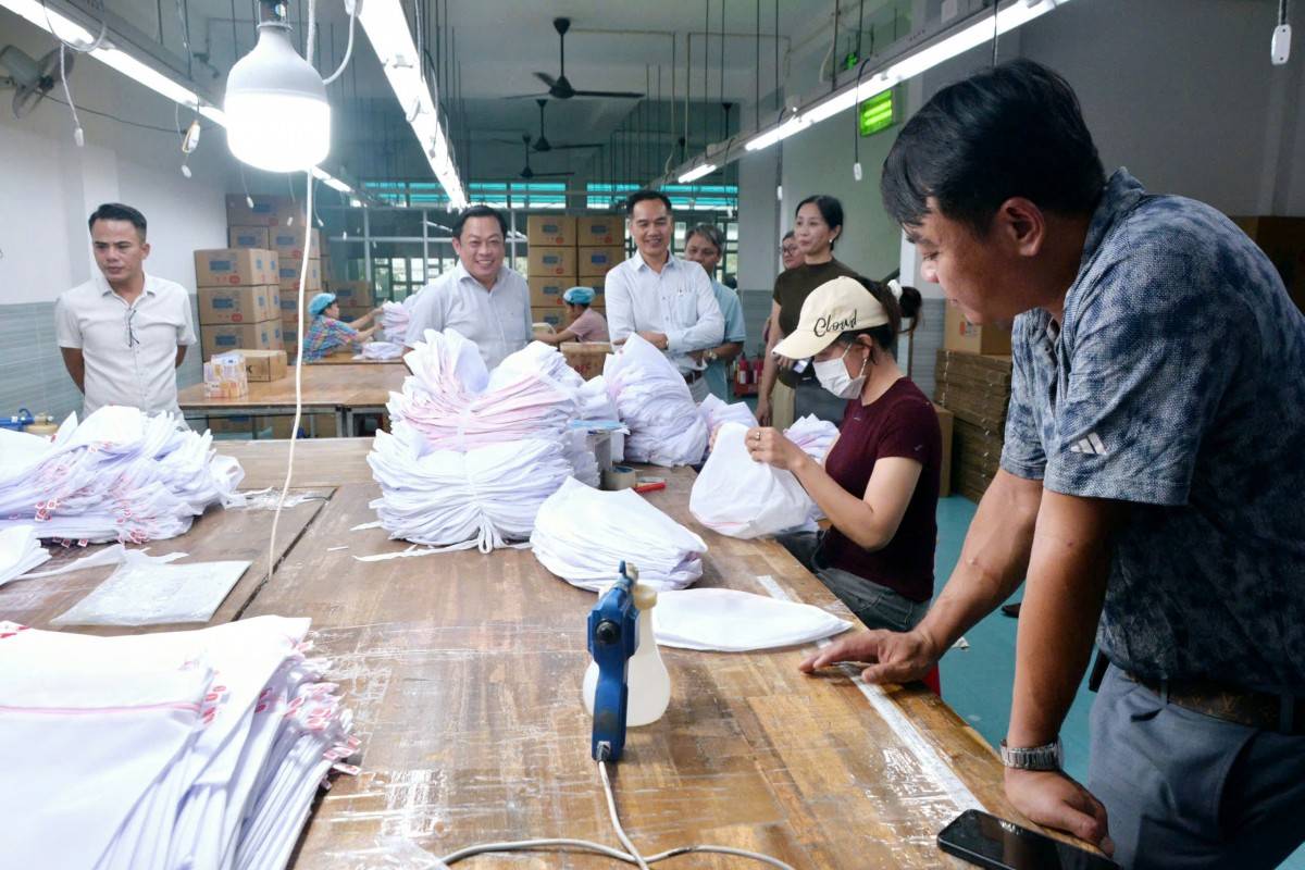Công ty TNHH Sản Xuất và Đầu Tư MINH NGỌC được thành lập và đi vào hoạt động từ năm 2009 ,  hoạt động chính trong lĩnh vực thời trang và gia dụng. Tât cả sản phẩm do công ty sản xuất và phân phối  tại thị trường Việt nam đều mang thương hiệu Yummy, PROTECT đồng thời đã được đăng ký bảo hộ độc quyền thương hiệu . Với mục tiêu sản xuất và cung cấp ra thị trường các dòng sản phẩm chất lượng cao, phục vụ nhu cầu thiết yếu cho mọi gia đình tại Việt Nam và thế giới.