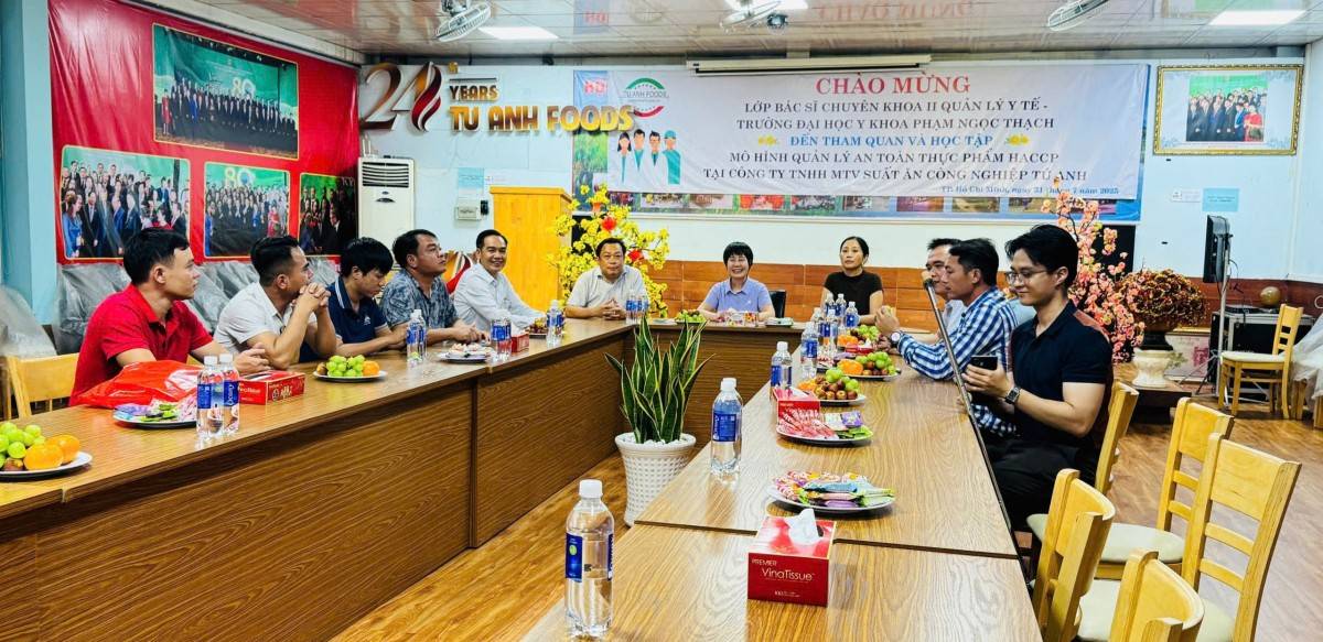 CÔNG TY TNHH MTV SUẤT ĂN CÔNG NGHIỆP TÚ ANH  là một đơn vị hoạt động trong lĩnh vực cung cấp suất ăn công nghiệp cho các đơn vị đối tác trong các khu công nghiệp, trường học, bệnh viện, tư gia... Với gần 20 năm  kinh nghiệm , hệ thống các cơ sở sản xuất được đầu tư bài bản và đạt chuẩn vệ sinh an toàn , bên cạnh đó đội ngũ công nhân viên của Công ty  được khám sức khoẻ định kỳ và tập huấn về kiến thức VSATTP thường xuyên