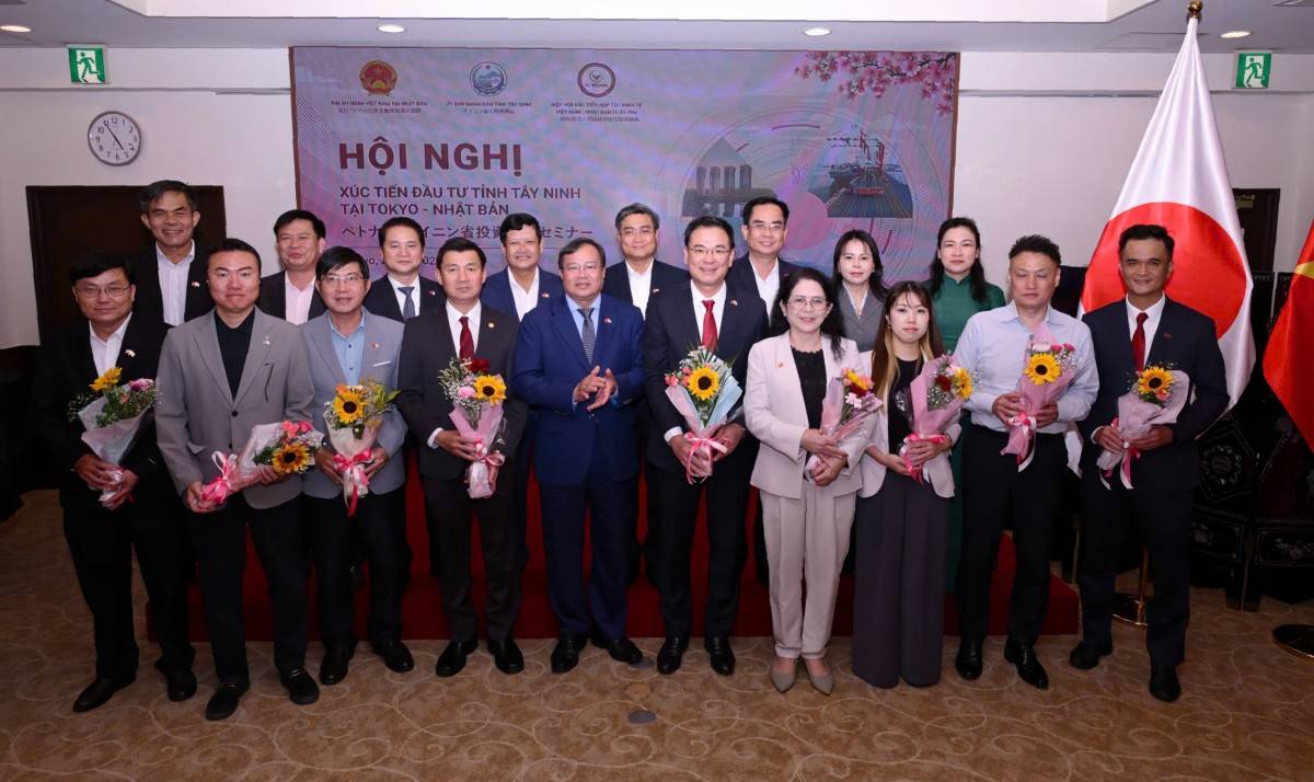Đoàn chụp ảnh kỷ niệm tại hội nghị.