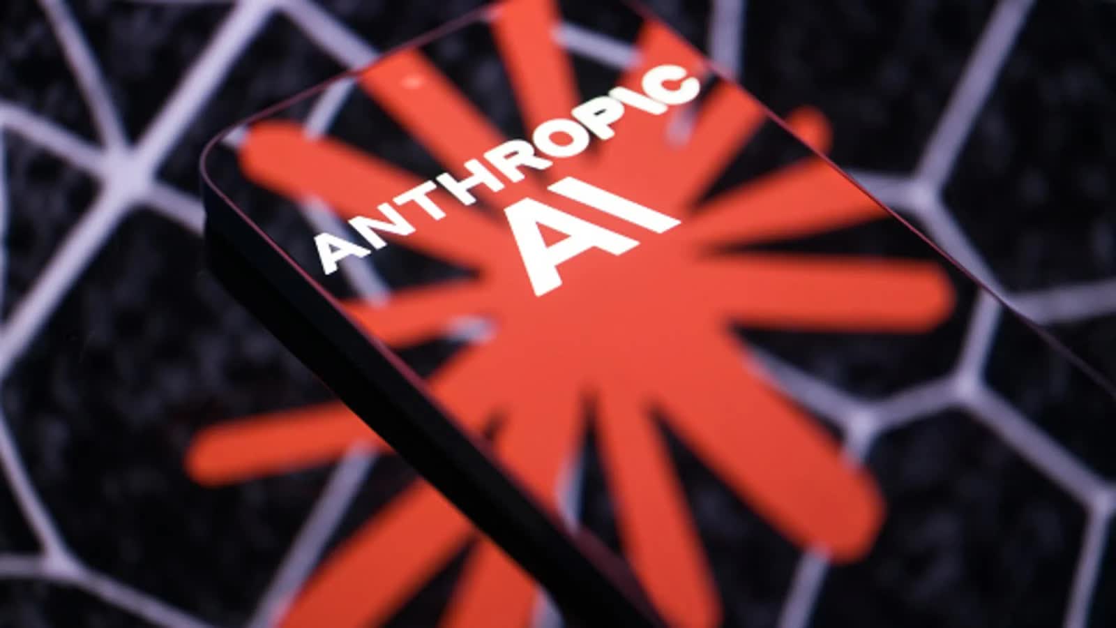 AI Claude thay đổi Anthropic: Giảm tuyển nhân viên trẻ, tăng thời gian họp