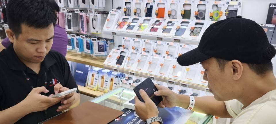 iPhone giá hơn 100 triệu đồng mở bán tại Việt Nam