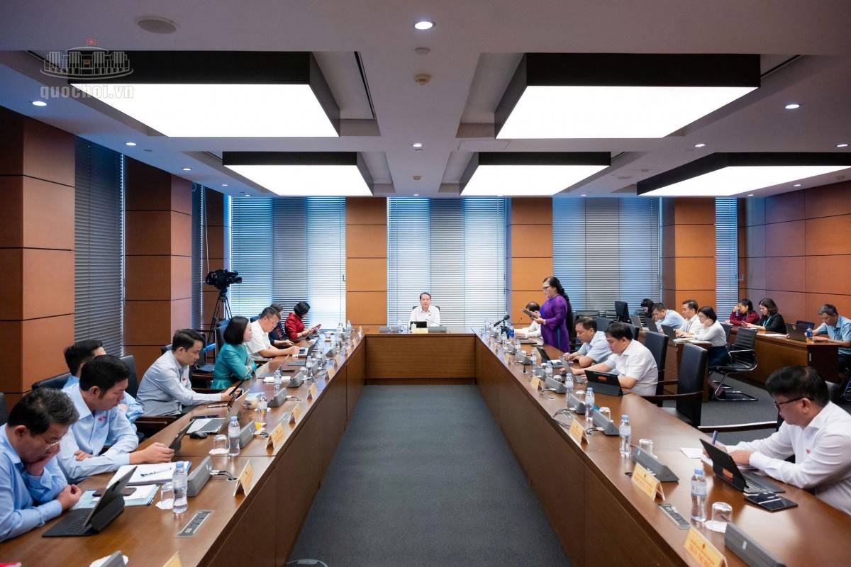 oàn cảnh thảo luận tại Tổ 9 (Đoàn ĐBQH tỉnh Ninh Bình, Đoàn ĐBQH thành phố Huế)