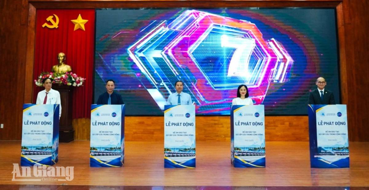 Đại biểu nhấn nút phát động đề án đào tạo sơ cấp cứu ban đầu cho cộng đồng.