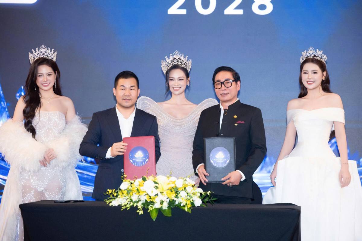 Ông Đàm Phương Anh - Trưởng Ban tổ chức (trái) cùng Luật sư Nguyễn Chiến - Phó trưởng Ban giám khảo, đồng thời là Chủ tịch Hội đồng cố vấn cuộc thi Hoa hâu Du lịch Việt Nam
