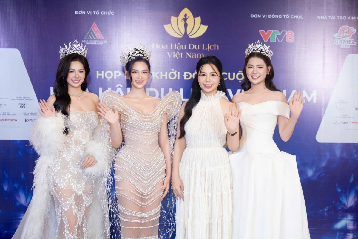 Bà Phạm Hoa - Phó Trưởng Ban tổ chức Hoa hậu Du lịch Việt Nam cùng Top 3 Hoa hậu Du lịch Việt Nam 2026