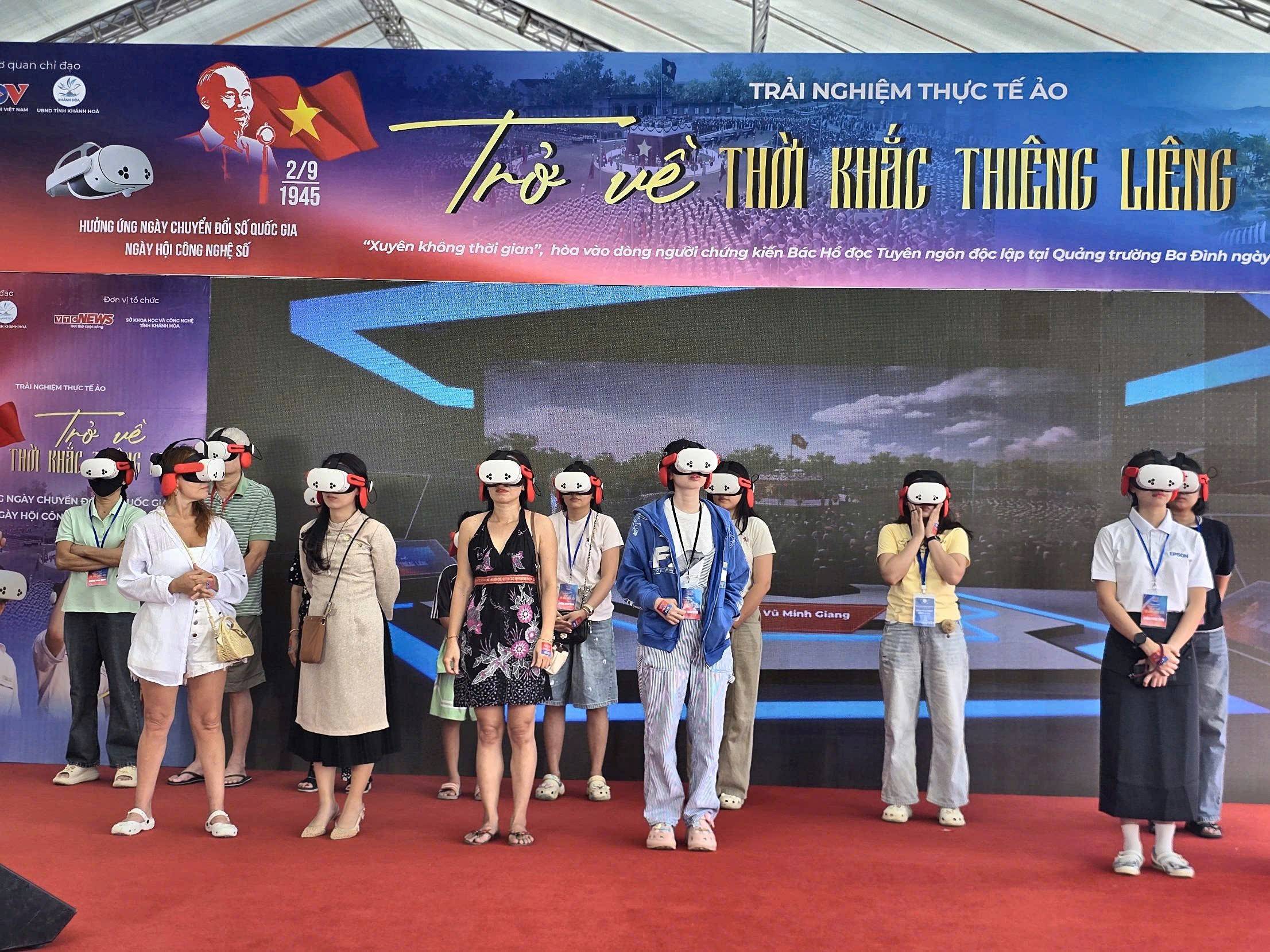 Người dân trải nghiệm thực tế ảo tại ngày hội chuyển đổi số Khánh Hòa năm 2026