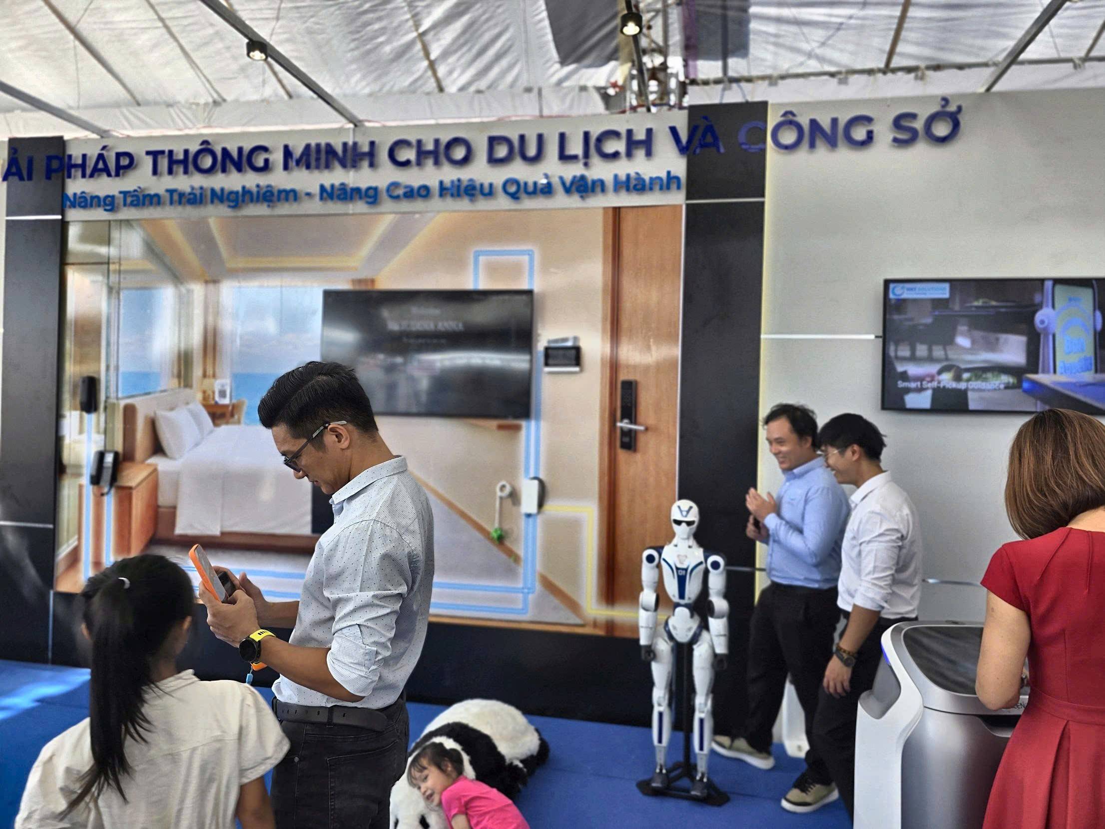 Robot hình người tại gian hàng HKT, ngày hội chuyển đổi số Khánh Hòa năm 2026