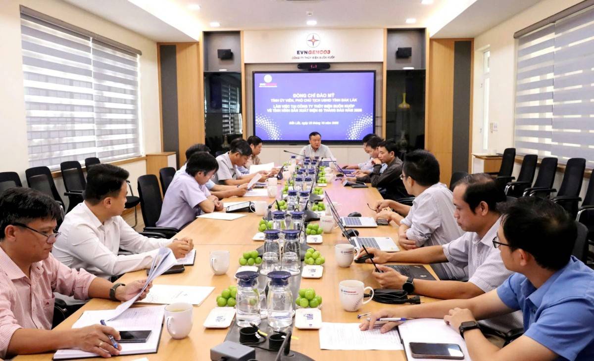 Đoàn công tác của UBND tỉnh Đắk Lắk làm việc với lãnh đạo Công ty Thủy điện Buôn Kuốp.