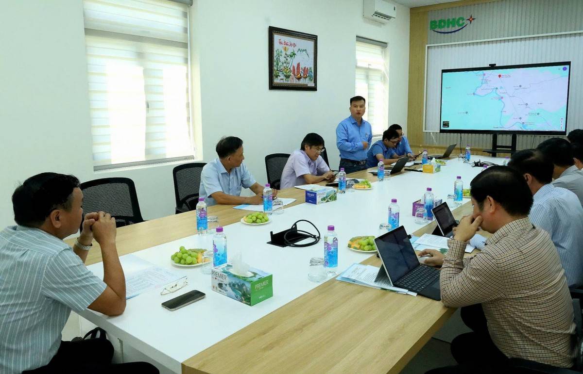Lãnh đạo Công ty Cổ phần Thủy điện Buôn Đôn báo cáo tình hình sản xuất 9 tháng đầu năm 2026 với Đoàn công tác của UBND tỉnh Đắk Lắk.