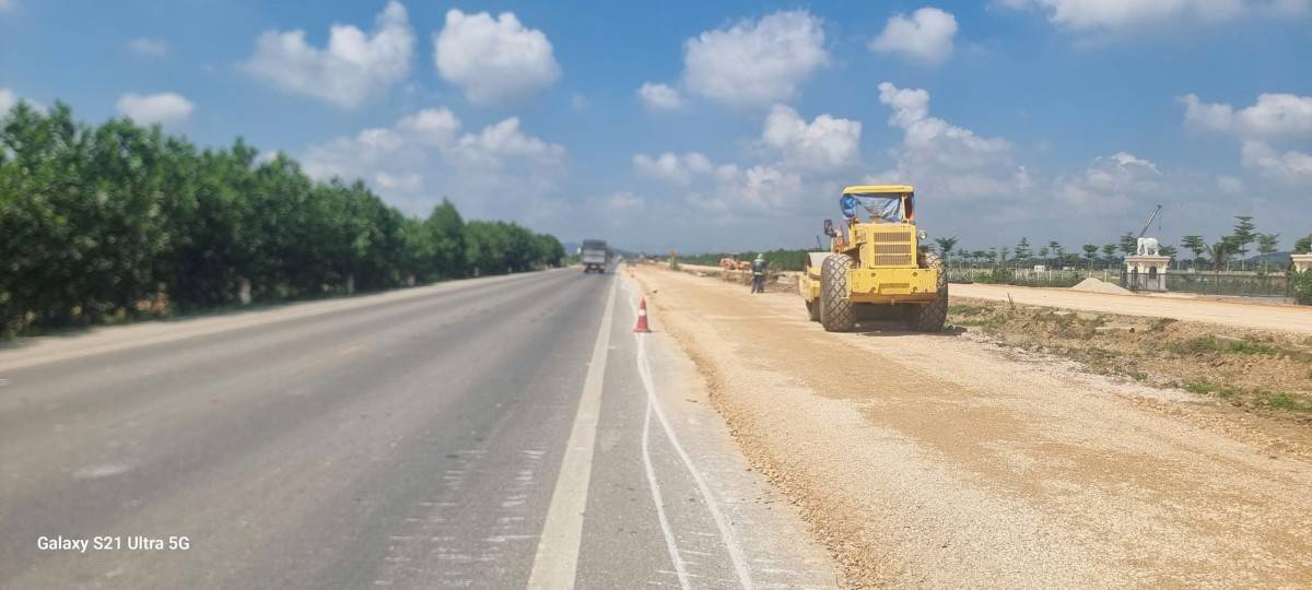 Tuyến đường nối trung tâm tỉnh với sân bay Thọ Xuân vốn 3.339 tỷ đồng đã thi công trở lại.