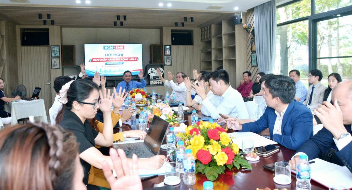 Các thành viên HCM-SME biểu quyết thông qua một số nội dung hoạt động tại Hội nghị Ban Chấp hành mở rộng lần thứ 4. Ảnh