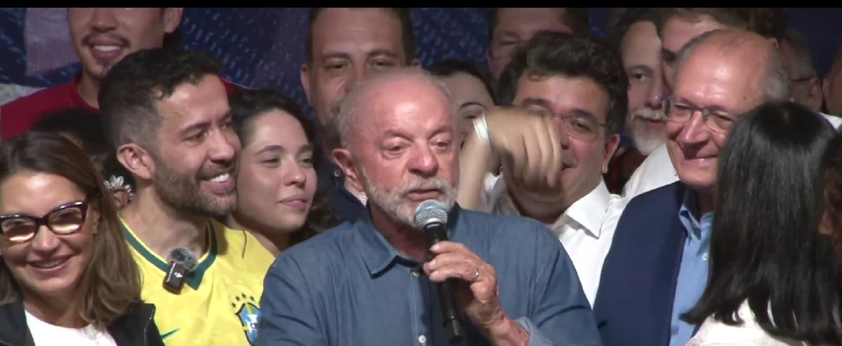 Tổng thống Brazil Luiz Inácio Lula da Silva (giữa) phát biểu giữa những người ủng hộ sau khi tái đắc cử trong cuộc bầu cử tổng thống năm 2026