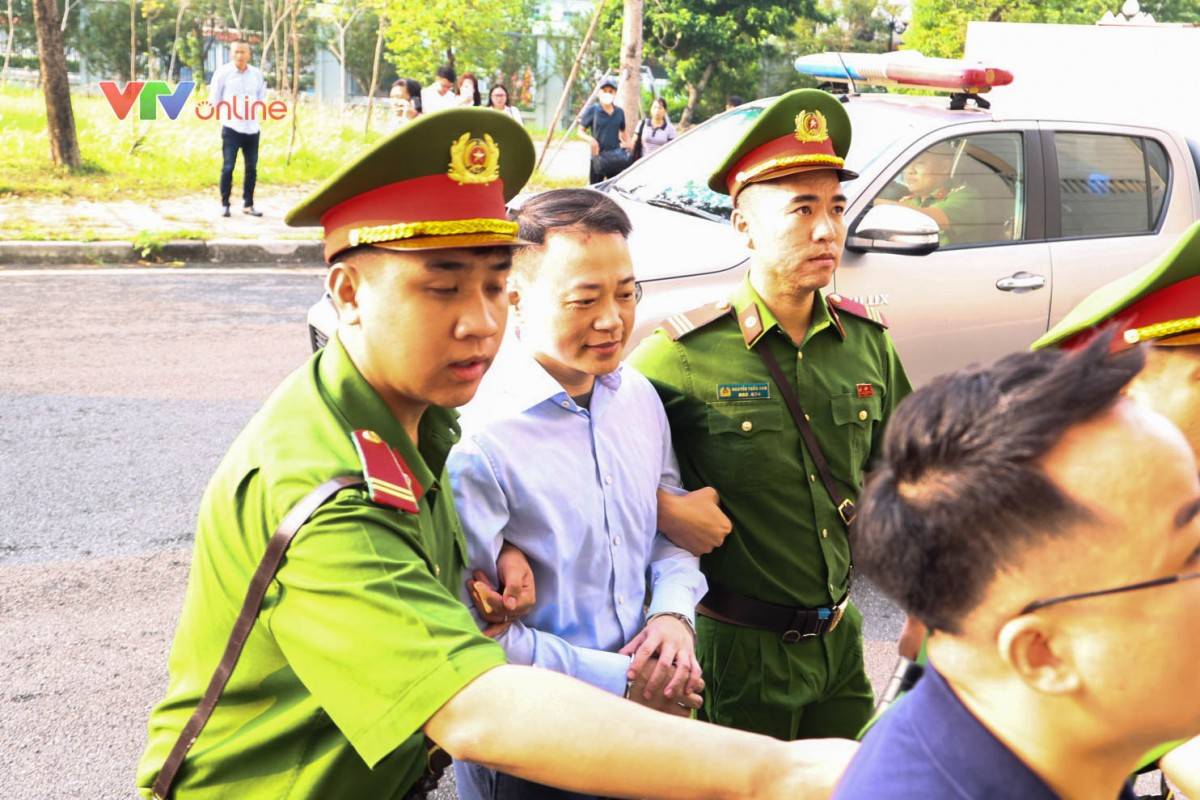 Bị cáo Nguyễn Hoà Bình được dẫn giải đến toà TAND TP. Hà Nội - Ảnh: Phùng Anh/https://vtv.vn