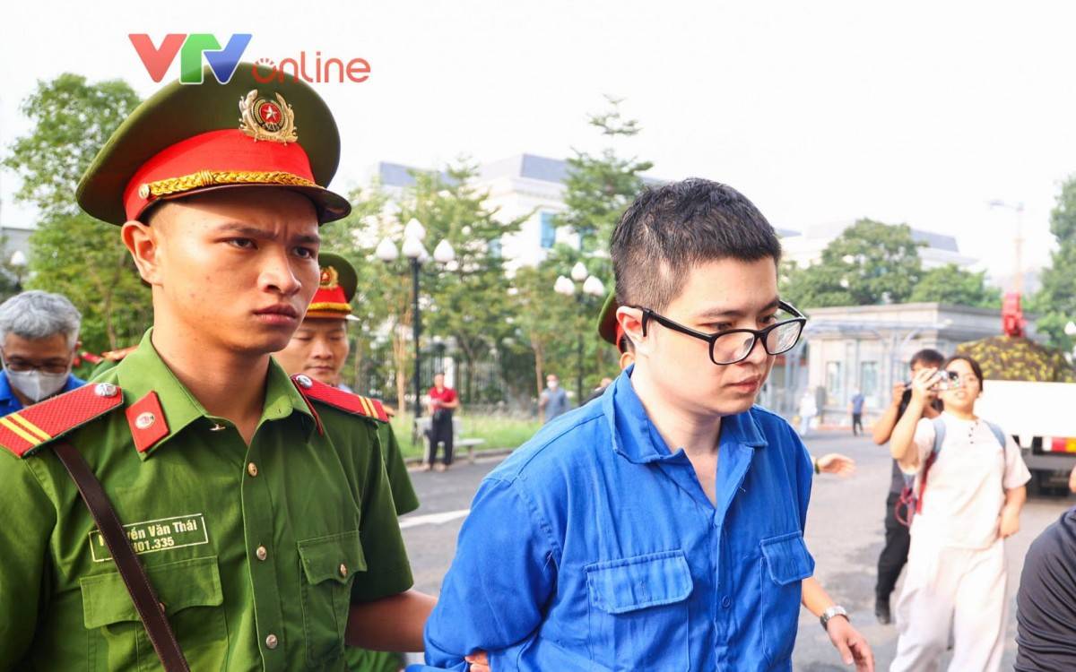 Phó Đức Nam (tức Mr Pips) được dẫn giải đến TAND TP, Hà Nội - Ảnh: Phùng Anh/https://vtv.vn