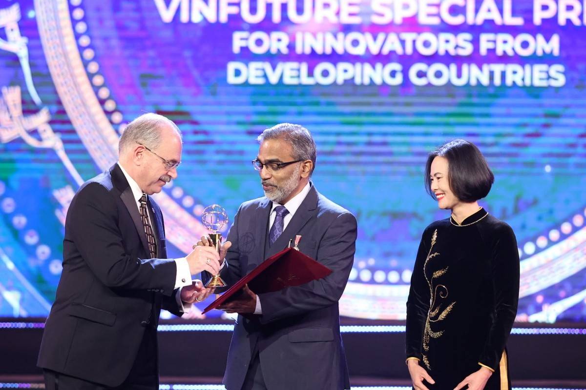 GS. Thalappil Pradeep nhận Giải Đặc biệt VinFuture 2022 dành cho Nhà khoa học đến từ các nước đang phát triển. (Ảnh: VFP)
