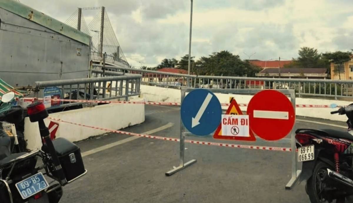 ầu được rào chắn và tạm dừng lưu thông để bảo đảm an toàn.