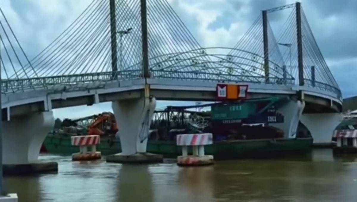 cần cẩu trên sà lan va chạm với cầu Nông sản thực phẩm