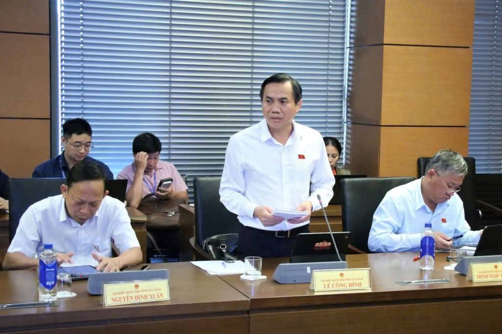 Đại biểu Quốc hội Lê Công Đỉnh - Ủy viên Ban Thường vụ Tỉnh ủy, Bí thư Đảng ủy, Chủ tịch HĐND phường Long An (Tây Ninh), tham gia góp ý dự án Luật An toàn thực phẩm (sửa đổi)